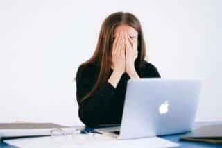 Stress Frau Laptop Arbeit Gesundheit